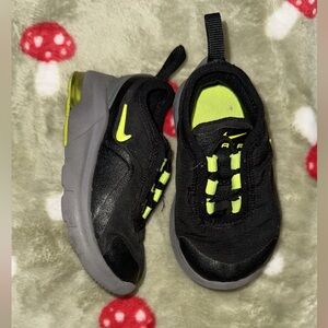 Nike Kids Black and Neon Green Sneakers